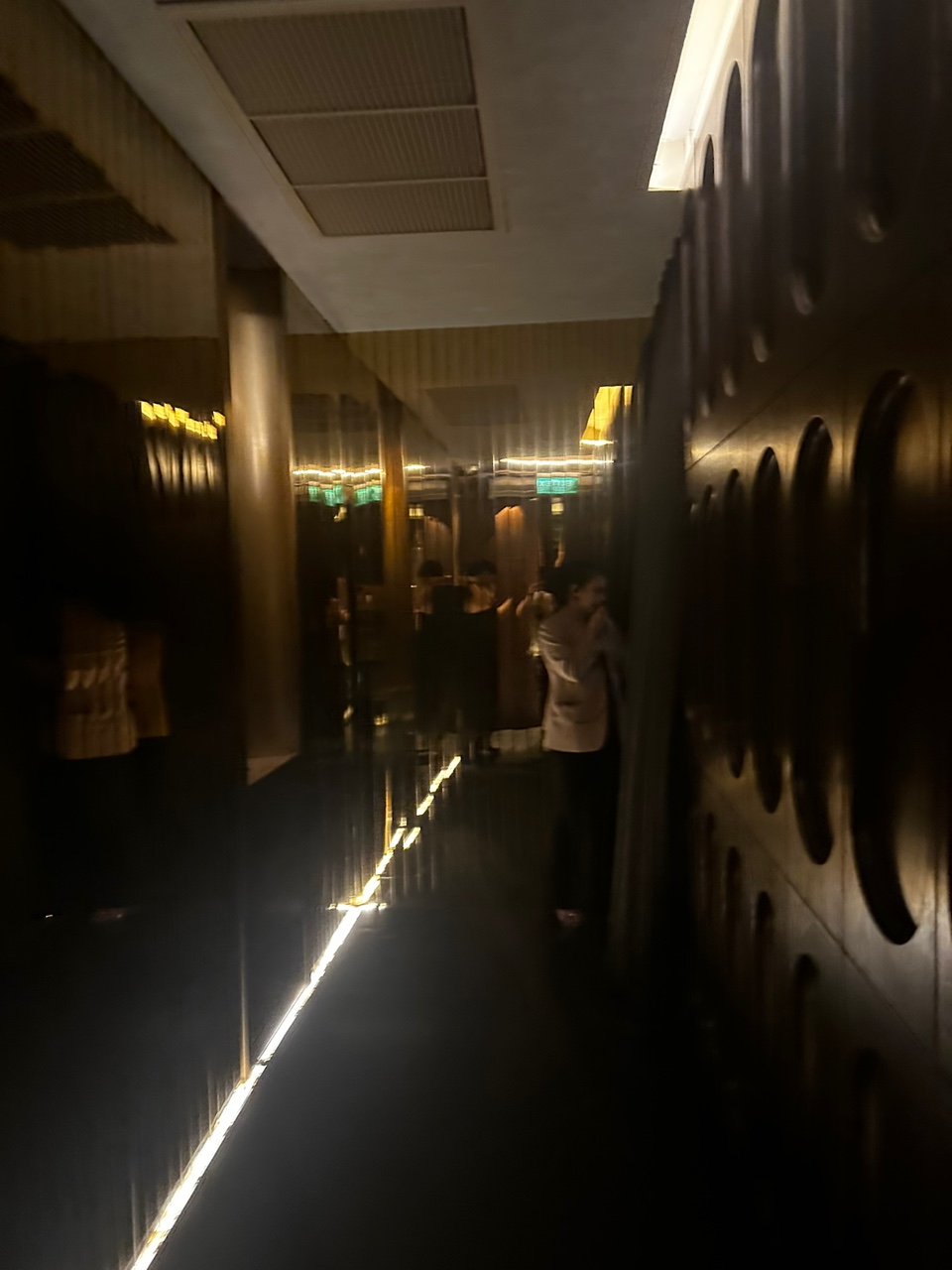 컷08_어두운복도_002519000_05.jpg