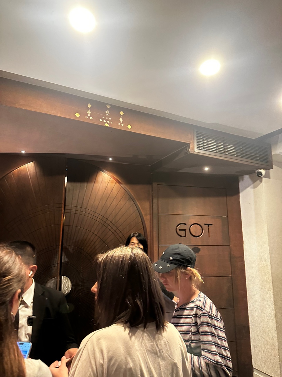 컷10_입구도어대기줄근접_002519000_13.jpg