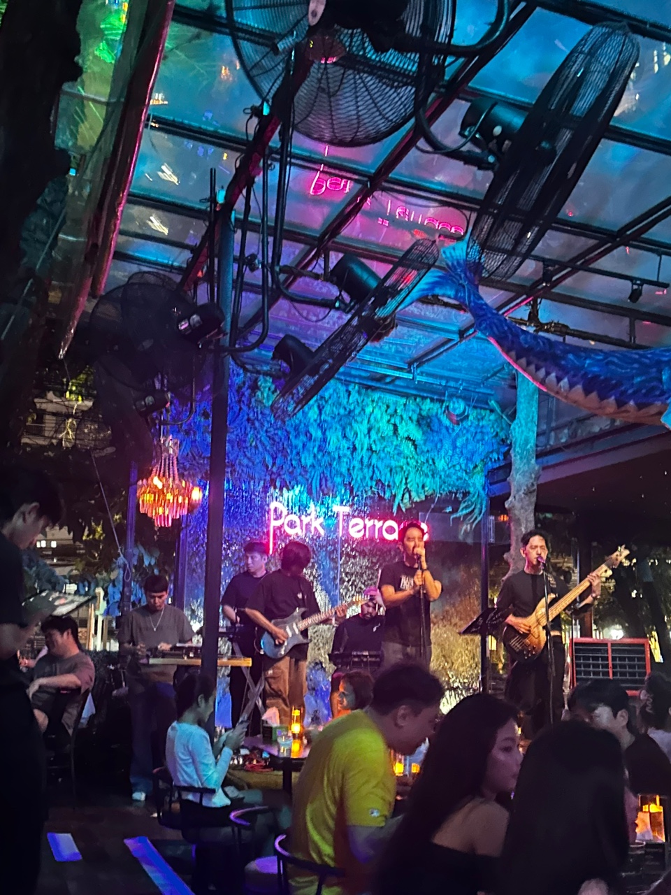 컷12_밴드무대관객_195754755_05.jpg